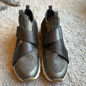 Women’s Sorel kinetic Sneaker with Velcro closure. Army green. Sz 8.5